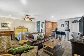 Mile to Beach! Tiki Master Suite